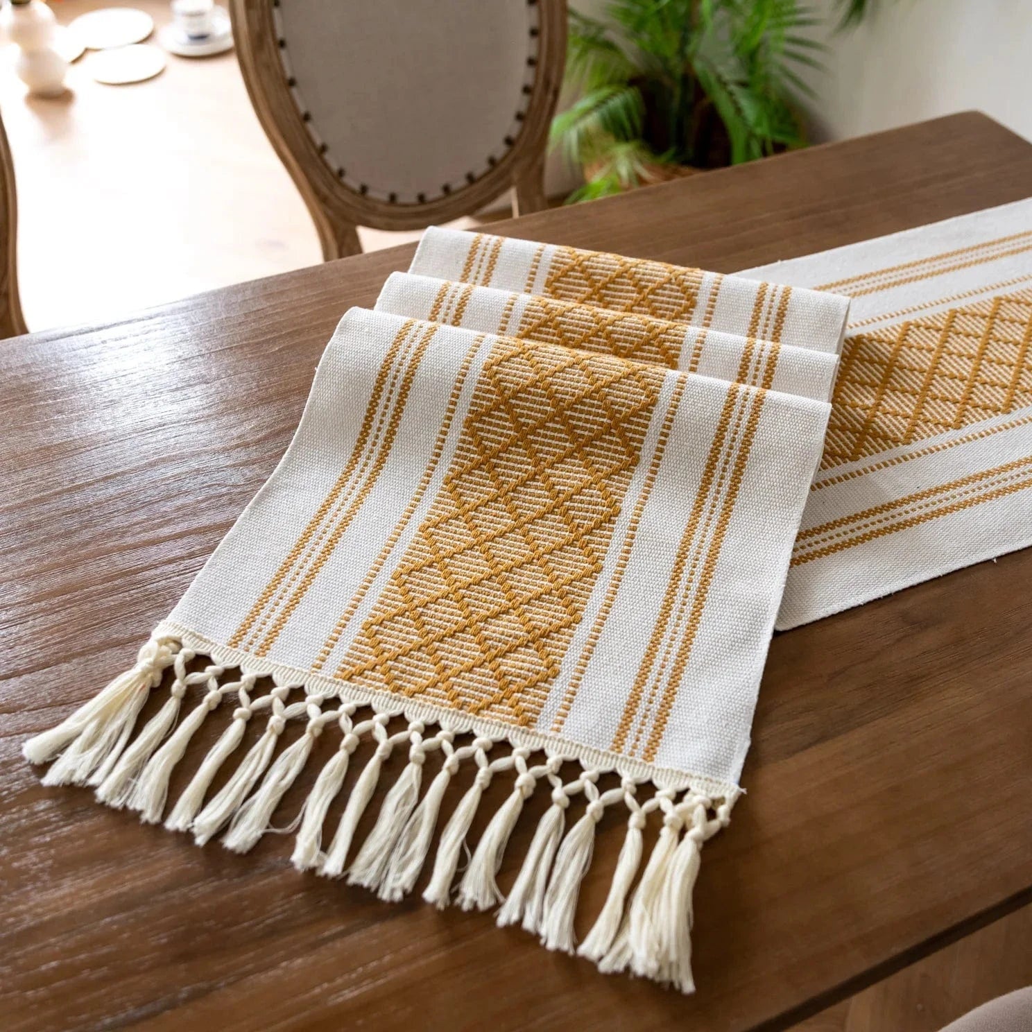 Chemin de table Bohème Jaune et Blanc à longues franges