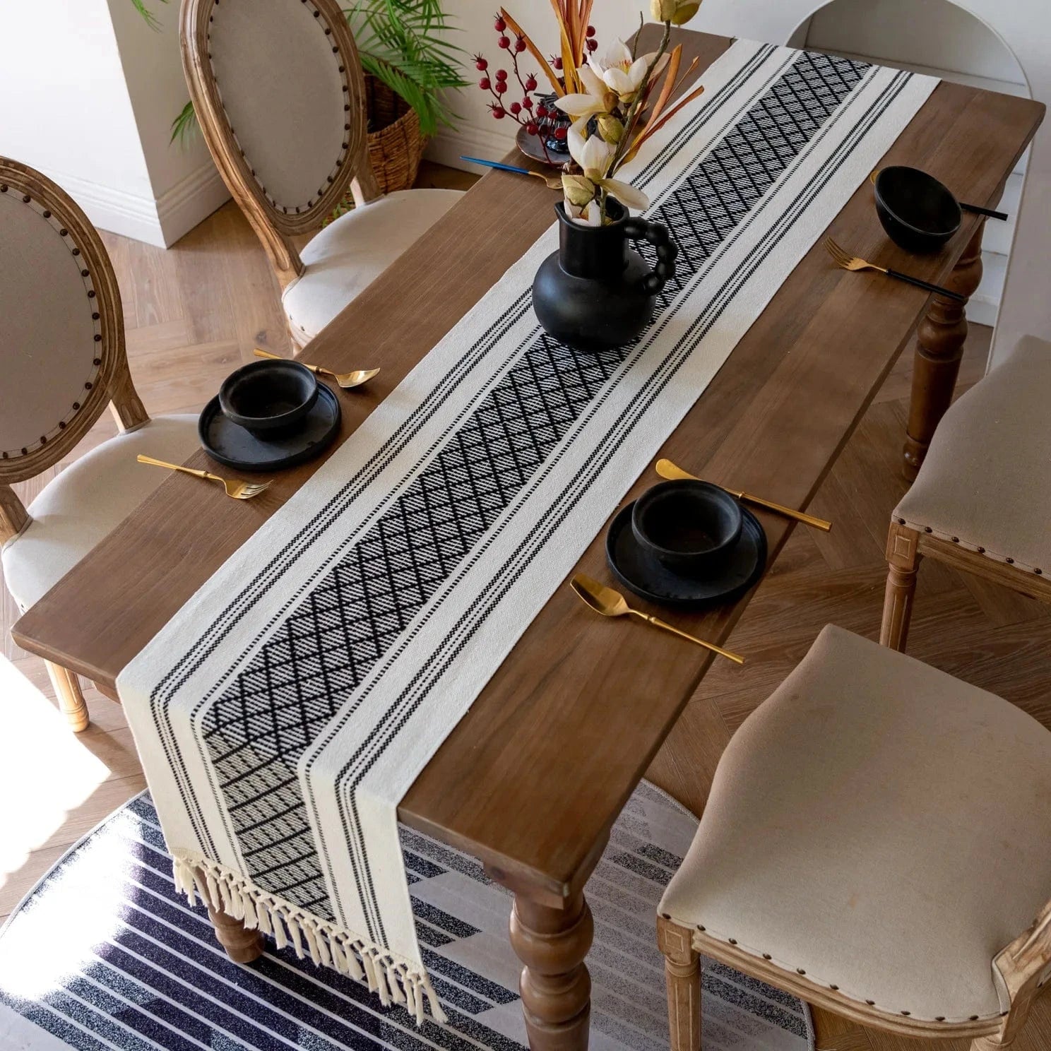 Chemin de table Bohème Noir et Blanc à longues franges