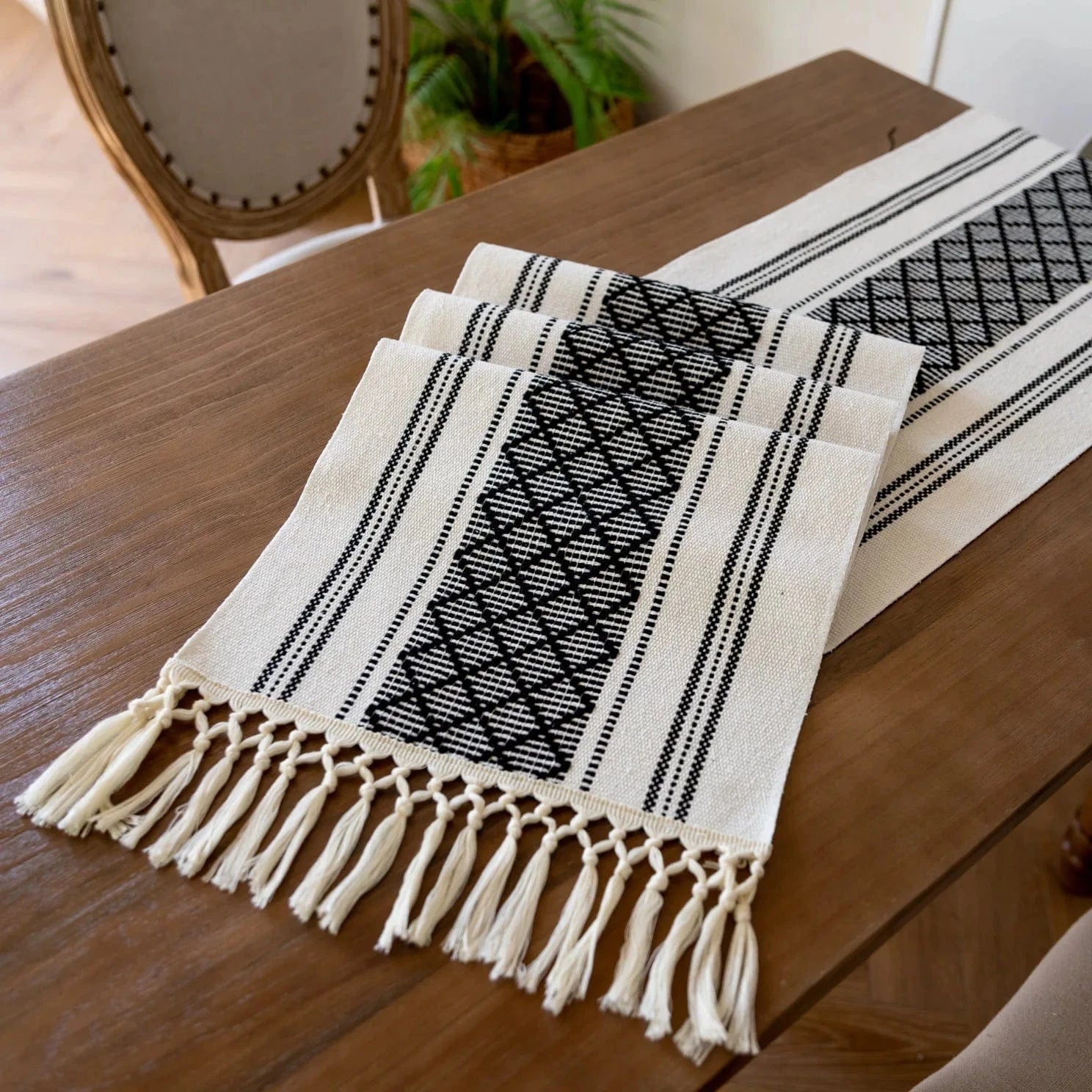 Chemin de table Bohème Noir et Blanc à longues franges