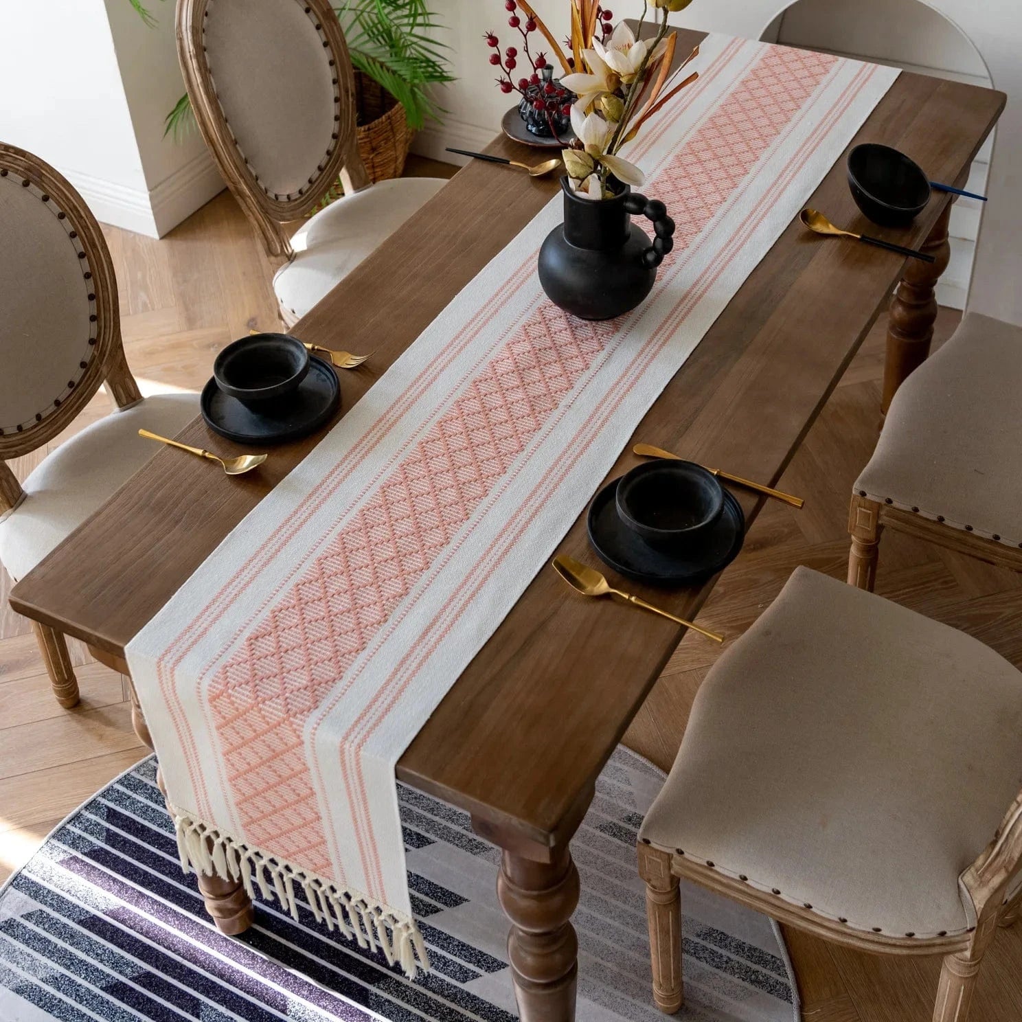 Chemin de table Bohème Rose et Blanc à longues franges