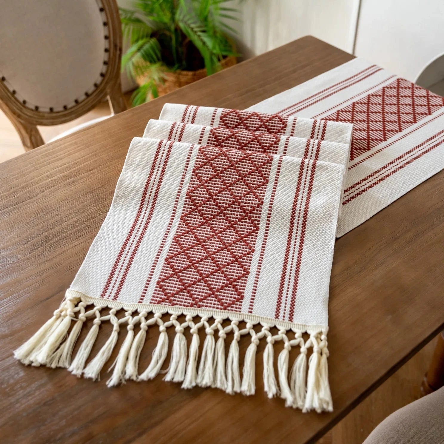 Chemin de table Bohème Rouge et Blanc à longues franges