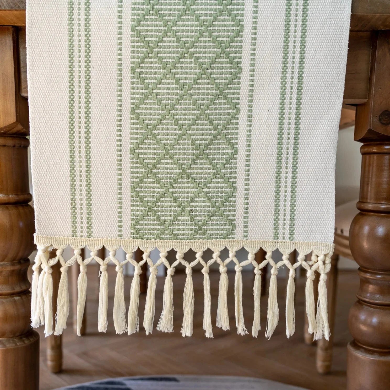 Chemin de table Bohème Vert et Blanc à longues franges