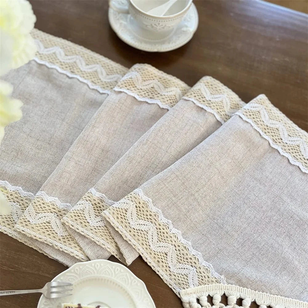 Chemin de Table Écru - Dentelle Romantique Pompons Franges