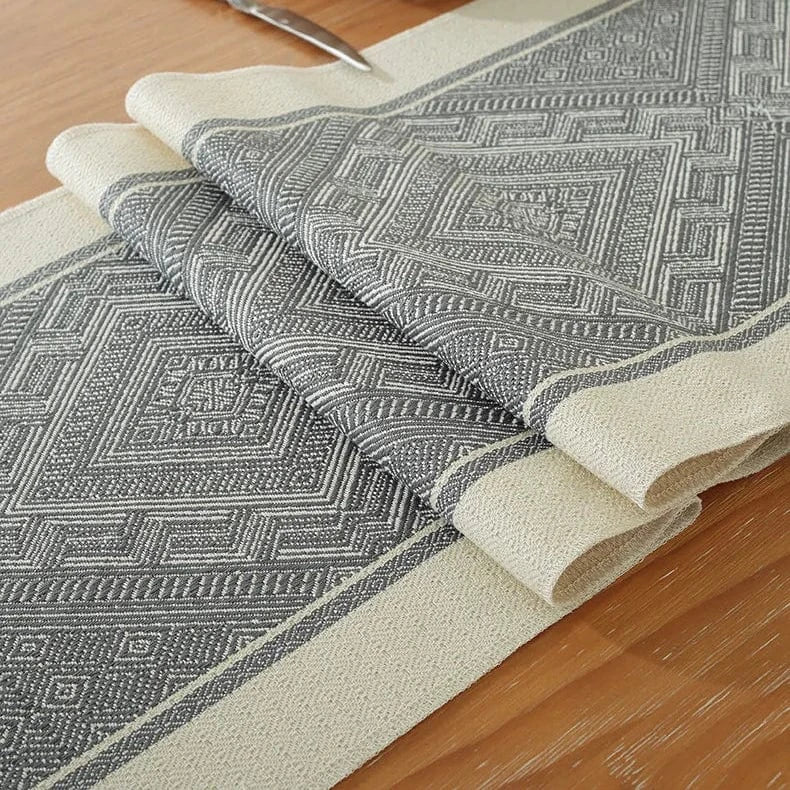 Chemin de Table Gris Jacquard - Héritage Artisanal Authentique