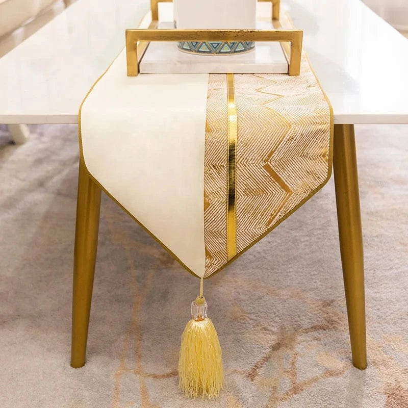 Chemin de Table Blanc et Doré - Motifs Chevrons Luxe Pompon