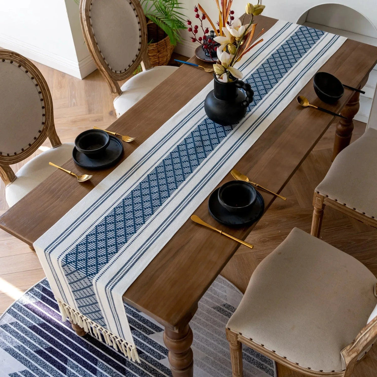 Chemin de table Bohème Bleu et Blanc à longues franges