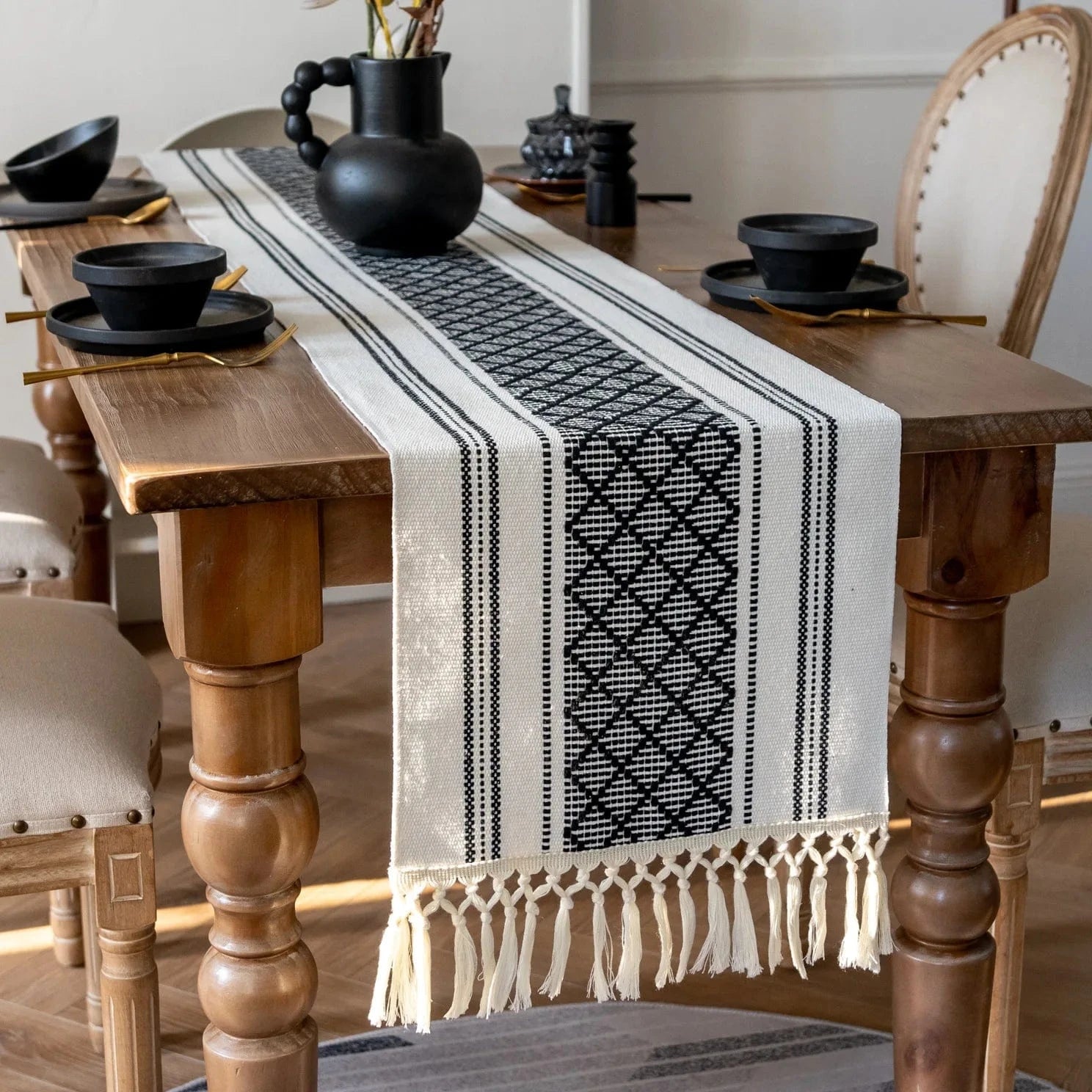 Chemin de table Bohème Noir et Blanc à longues franges