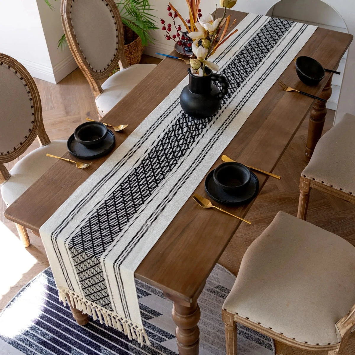 Chemin de table Bohème Noir et Blanc à longues franges