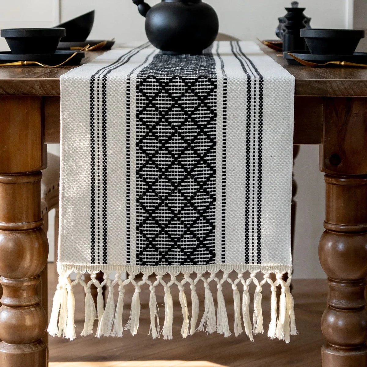 Chemin de table Bohème Noir et Blanc à longues franges