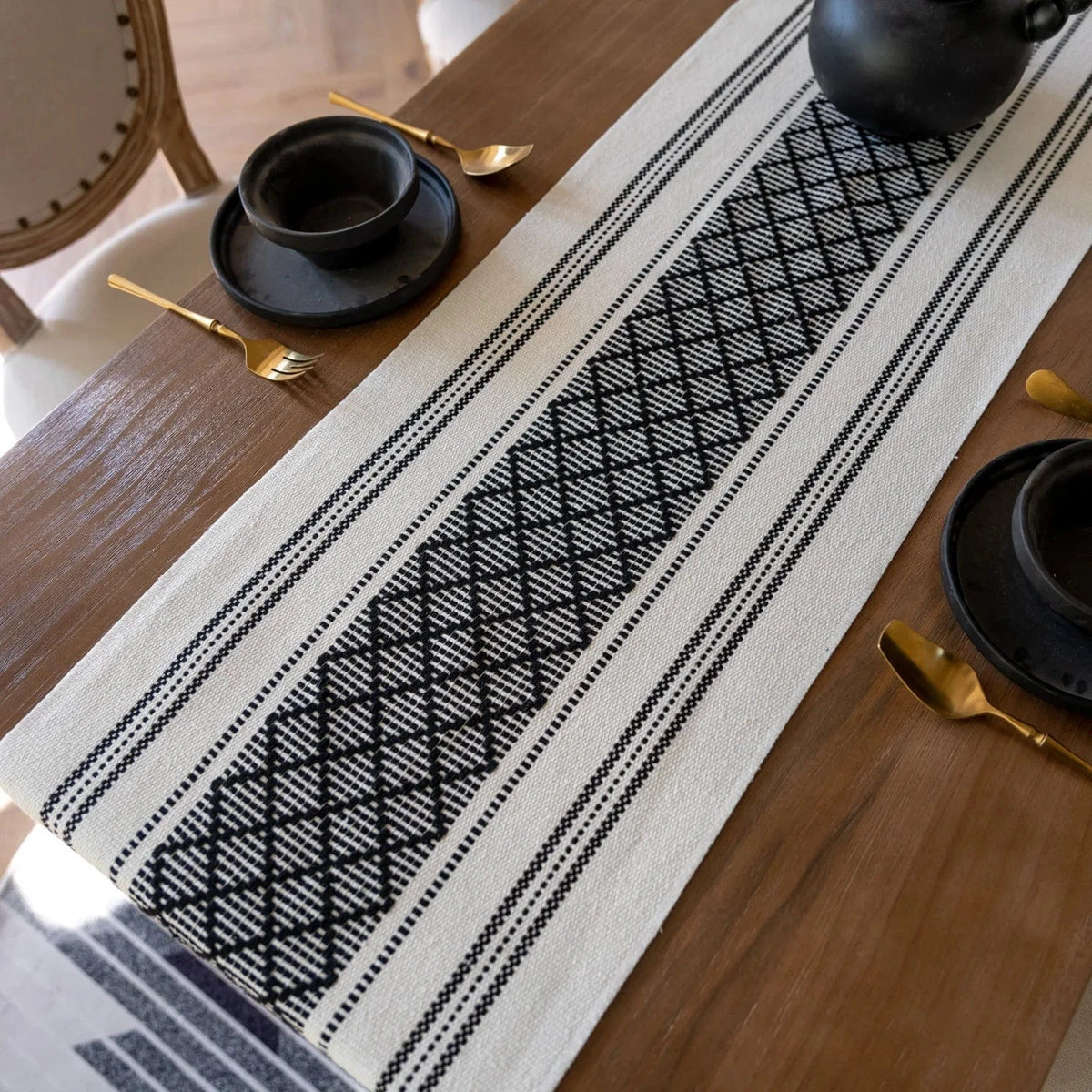 Chemin de table Bohème Noir et Blanc à longues franges