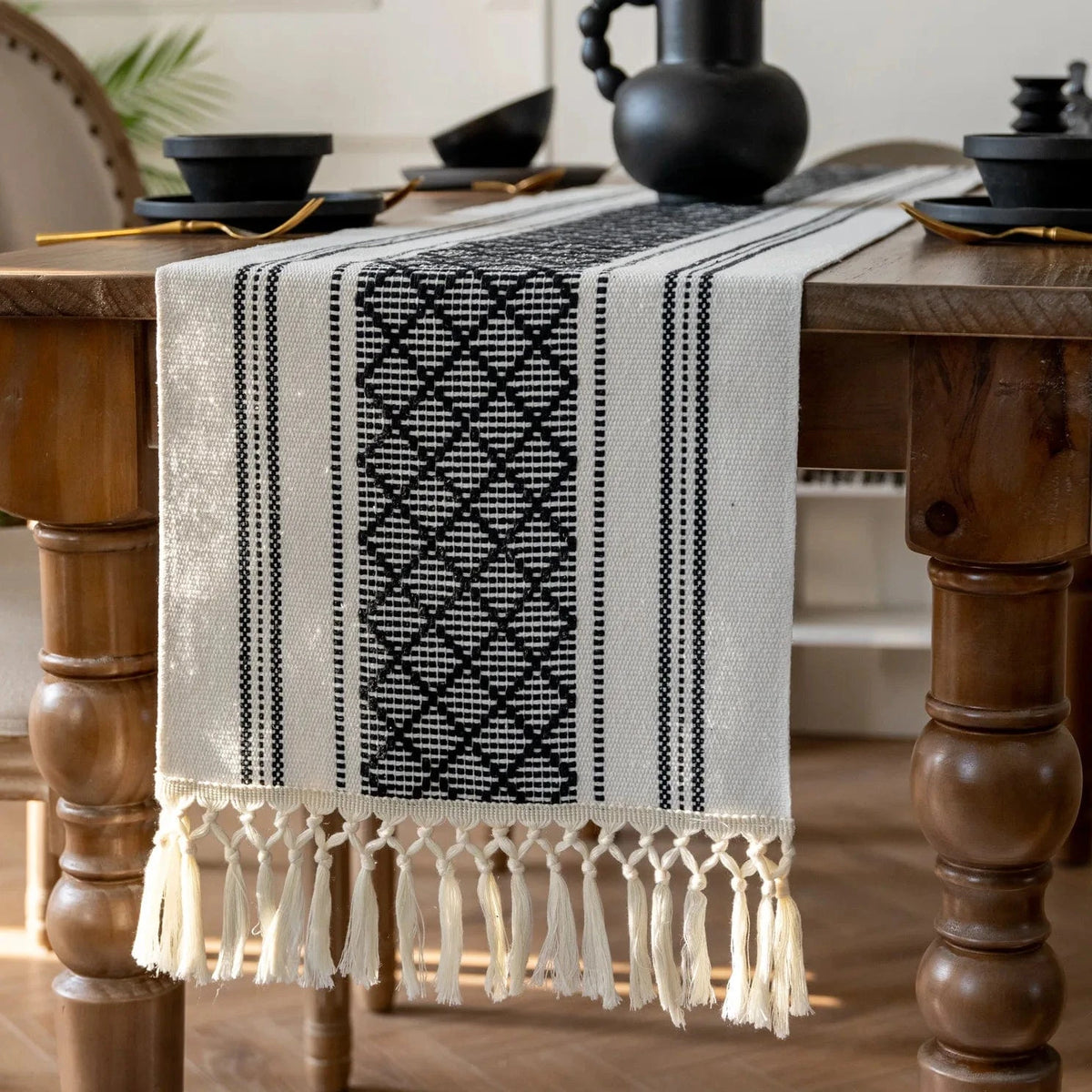 Chemin de table Bohème Noir et Blanc à longues franges