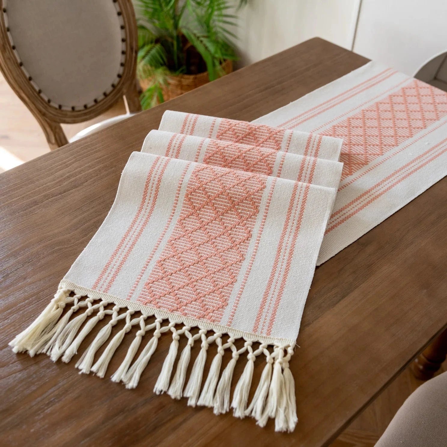 Chemin de table Bohème Rose et Blanc à longues franges