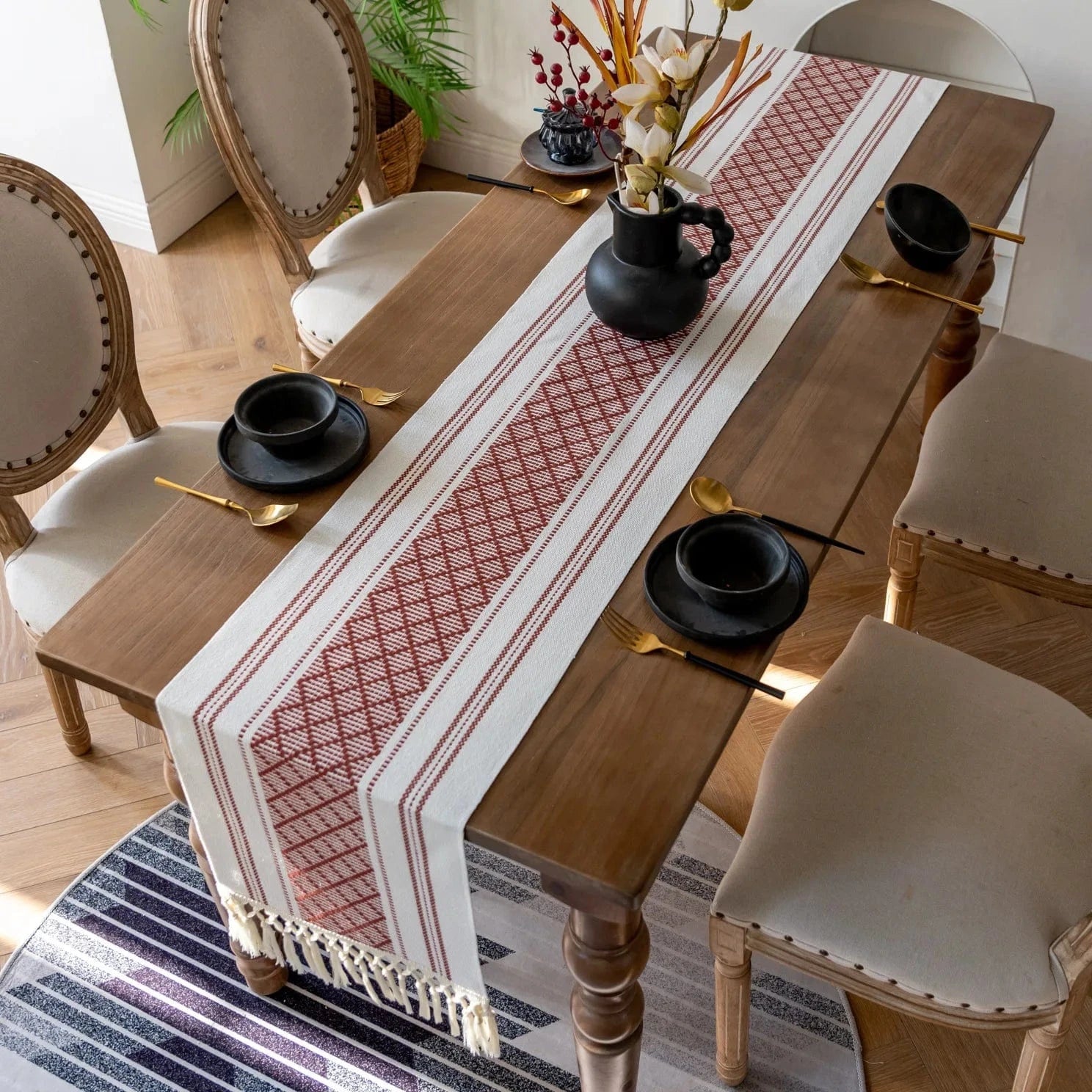 Chemin de table Bohème Rouge et Blanc à longues franges