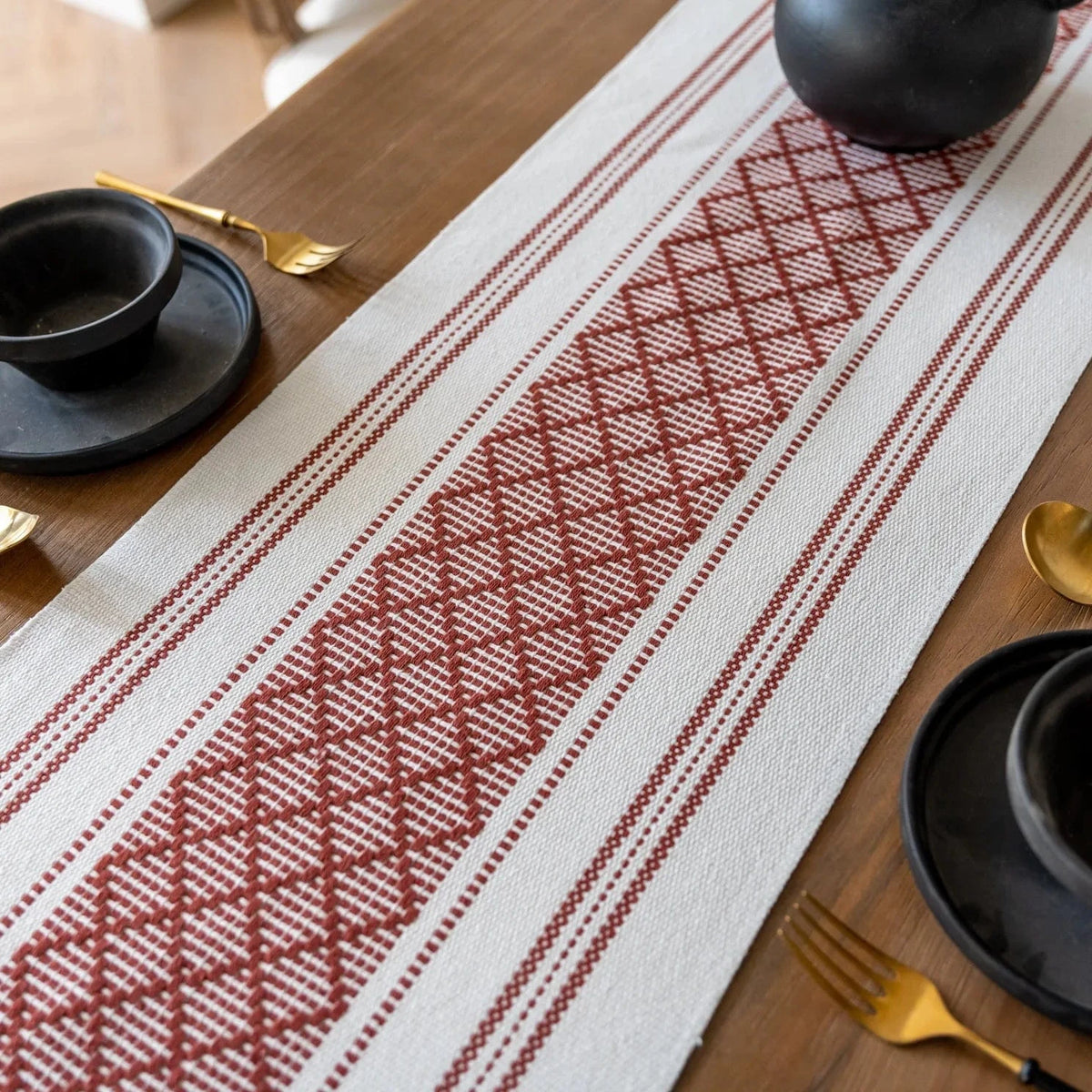 Chemin de table Bohème Rouge et Blanc à longues franges