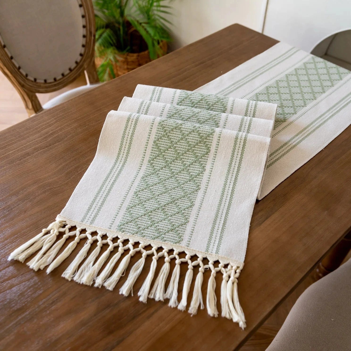 Chemin de table Bohème Vert et Blanc à longues franges