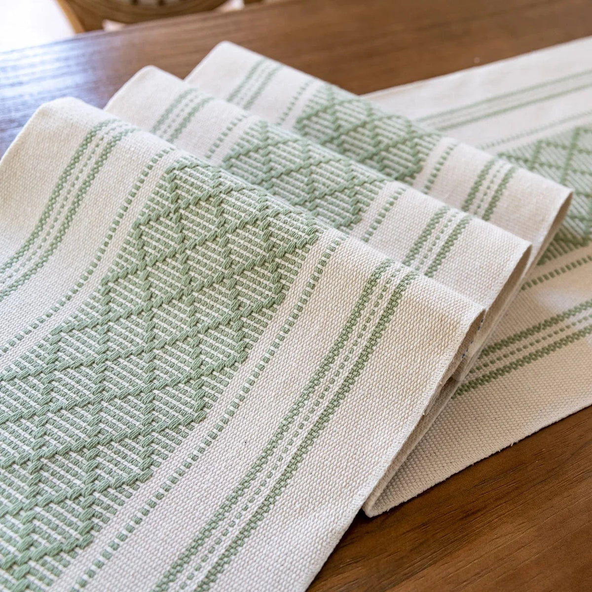 Chemin de table Bohème Vert et Blanc à longues franges