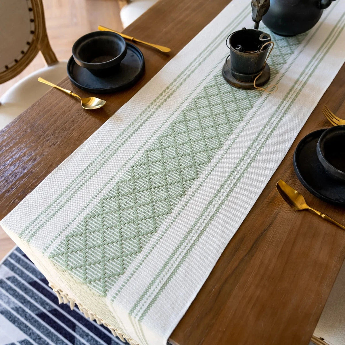 Chemin de table Bohème Vert et Blanc à longues franges