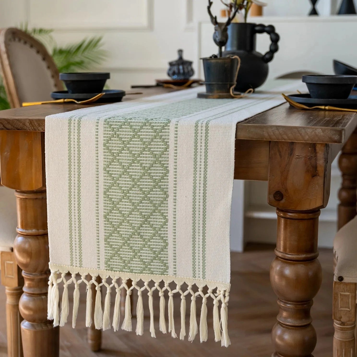 Chemin de table Bohème Vert et Blanc à longues franges