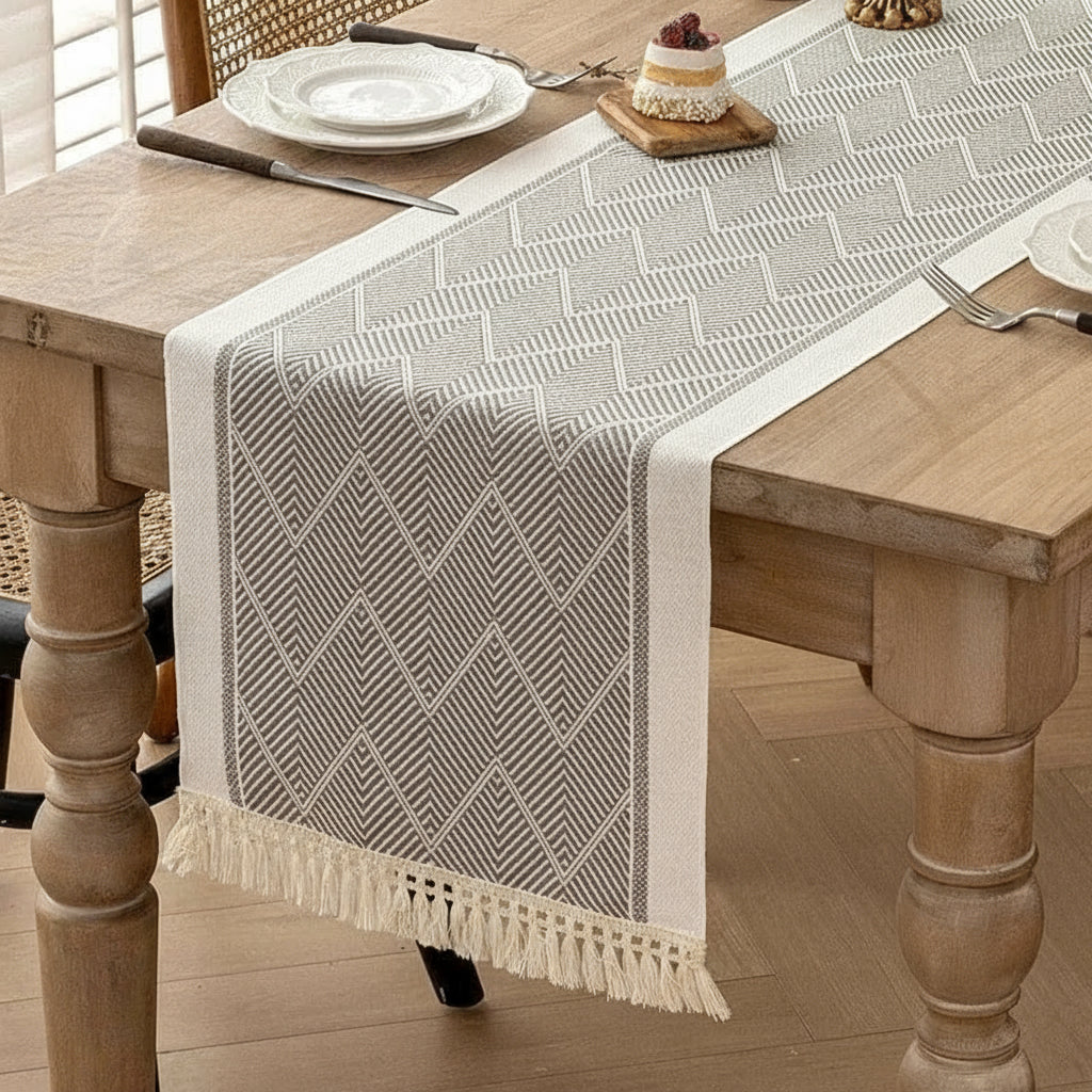 Chemin de Table Chevron Gris - Style Bohème avec Franges