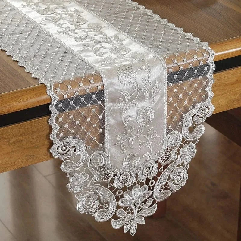 Chemin de Table Dentelle Argent - Élégance Festonnée Nacré