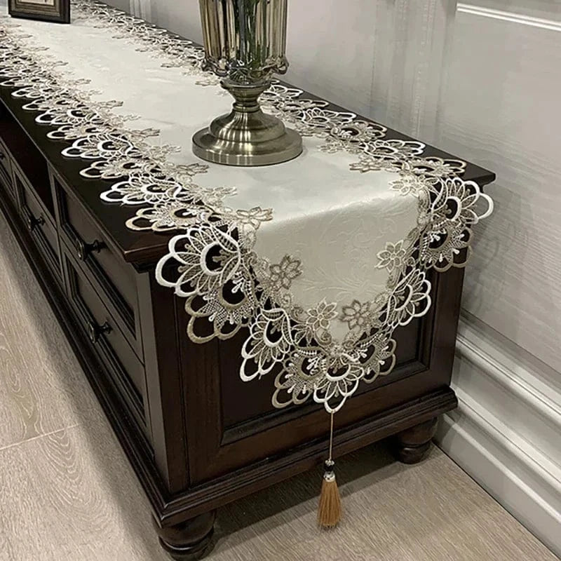 Chemin de Table Dentelle Blanc Mariage - Élégance Baroque Luxe