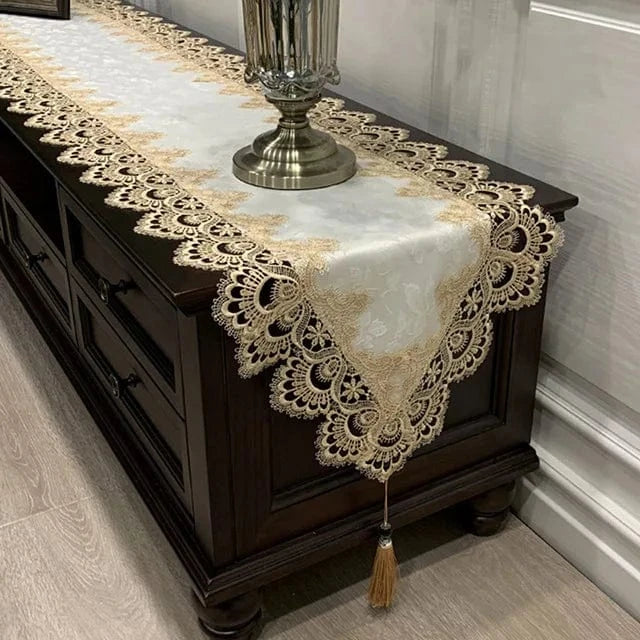 Chemin de Table Dentelle Doré - Luxe Raffiné Festonné