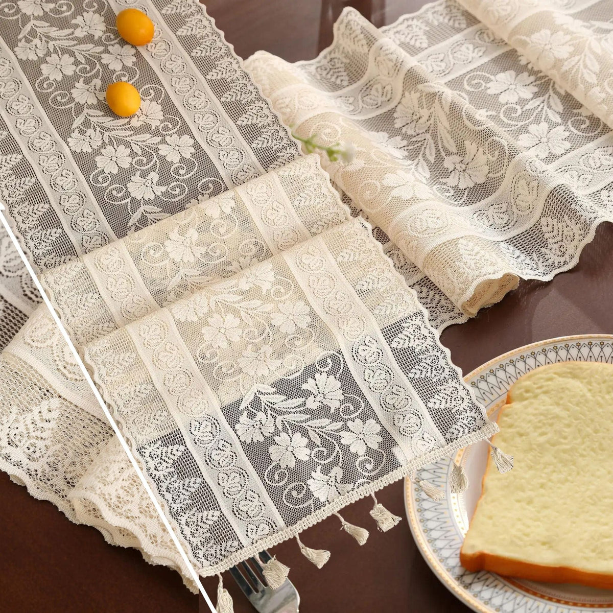 Chemin de Table Dentelle Écru - Motifs Floraux Romantiques Vintage