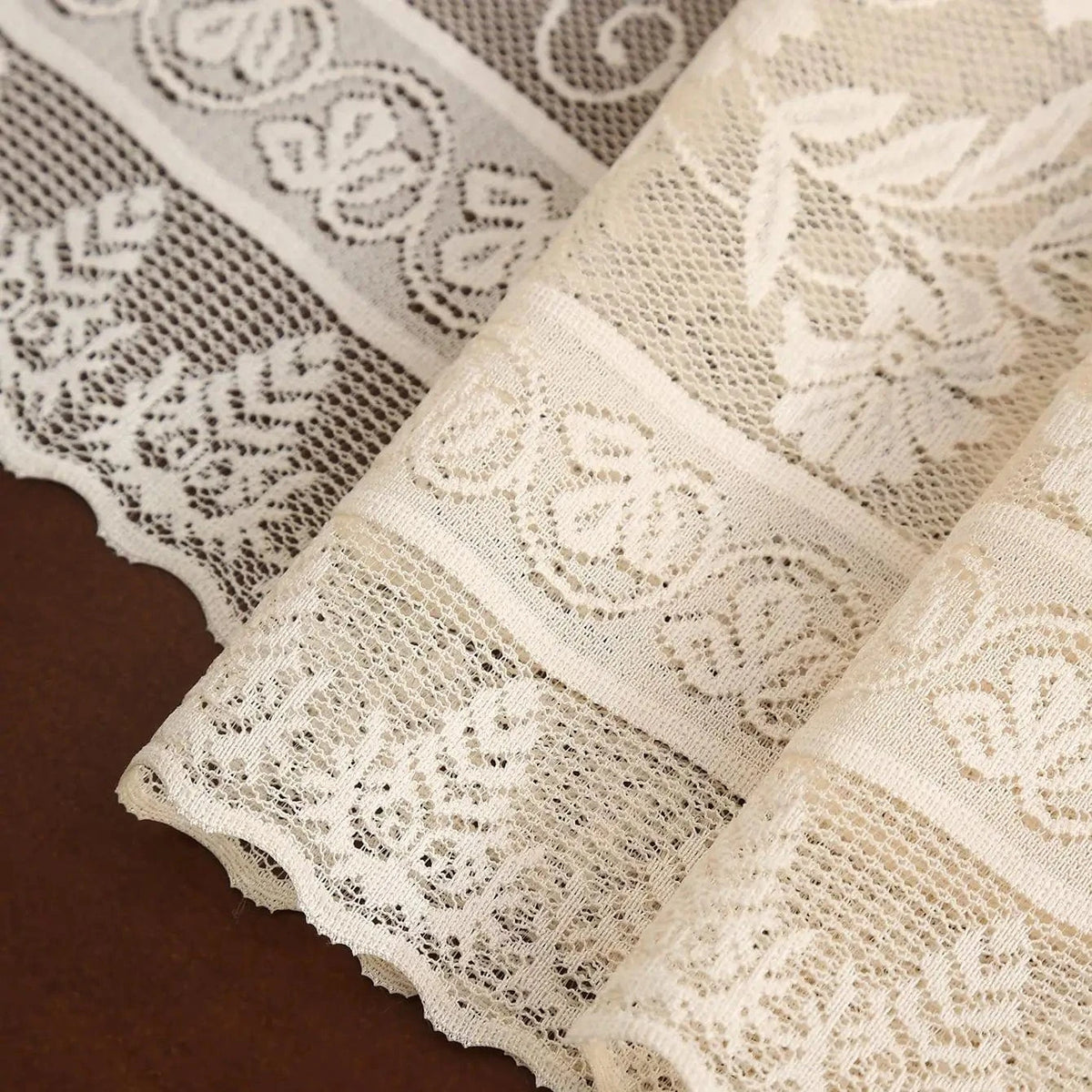 Chemin de Table Dentelle Écru - Motifs Floraux Romantiques Vintage