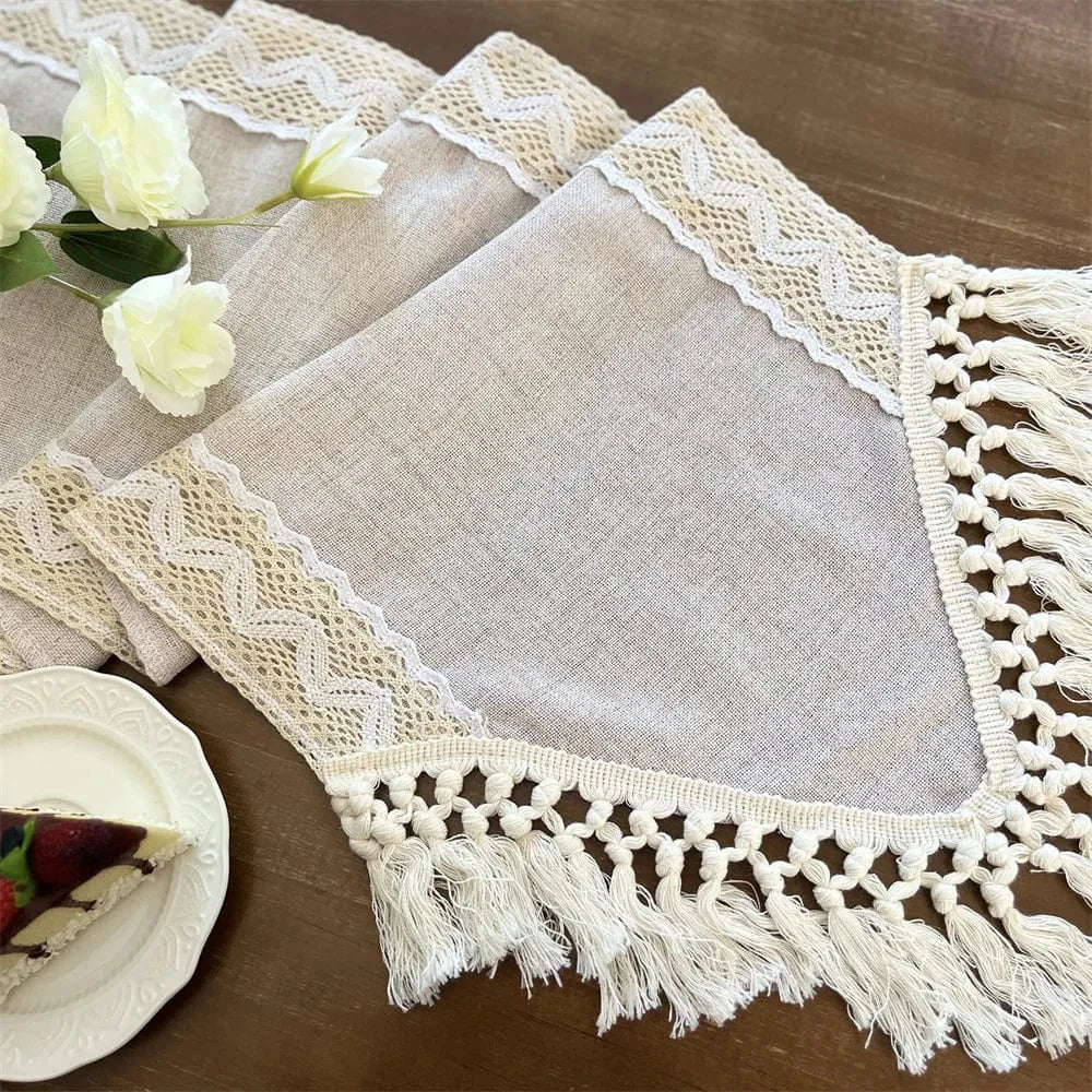 Chemin de Table Écru - Dentelle Romantique Pompons Franges