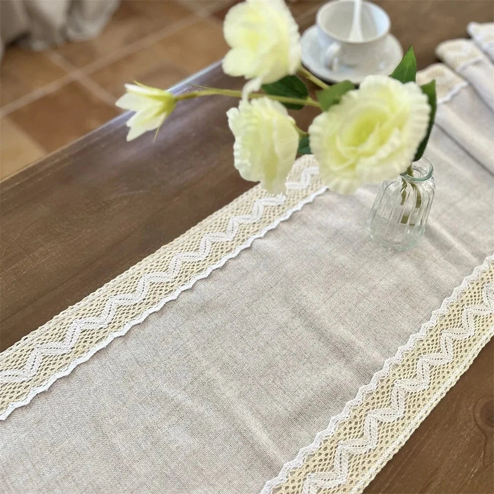 Chemin de Table Écru - Dentelle Romantique Pompons Franges