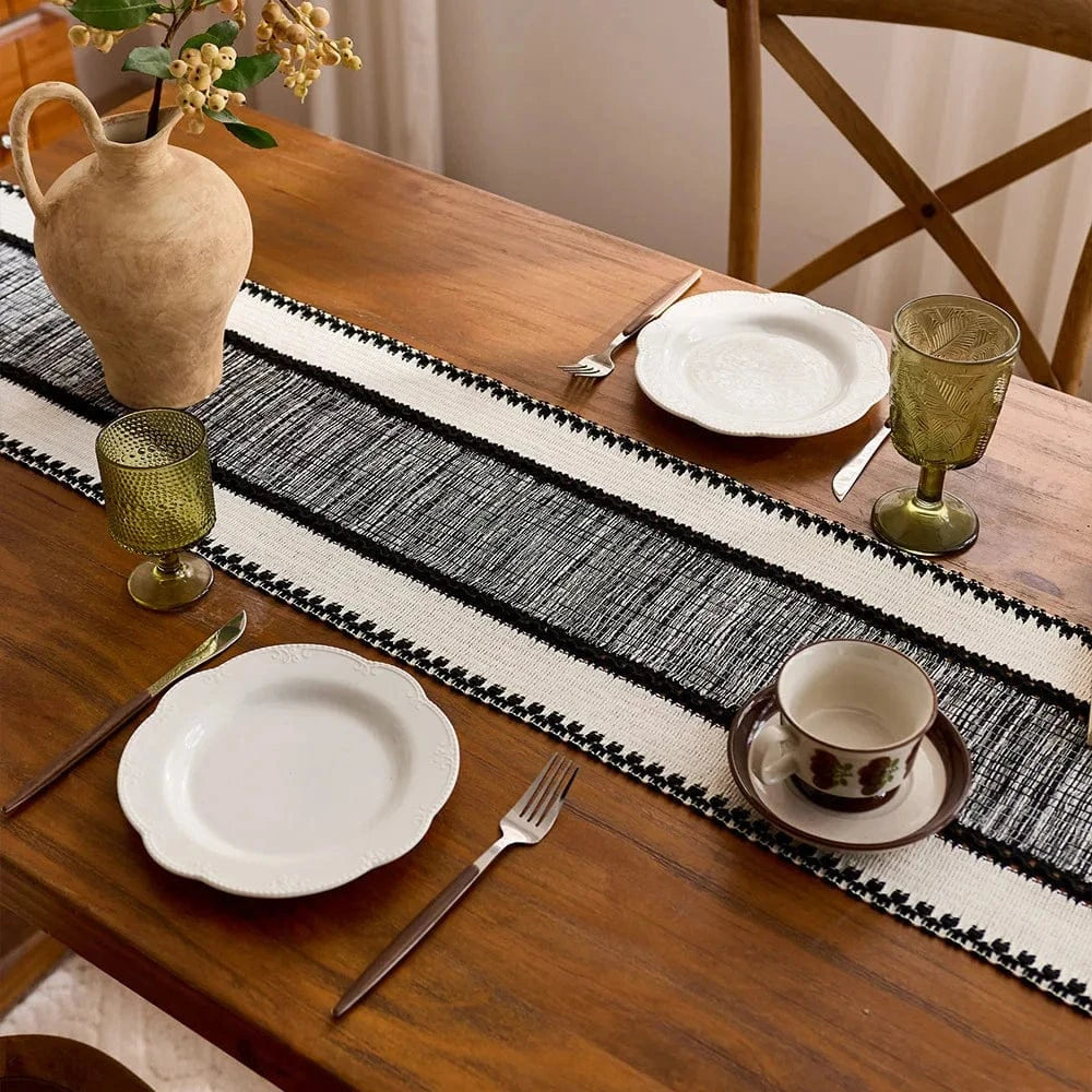 Chemin de Table Noir et Ecru Macramé - Contraste Bohème
